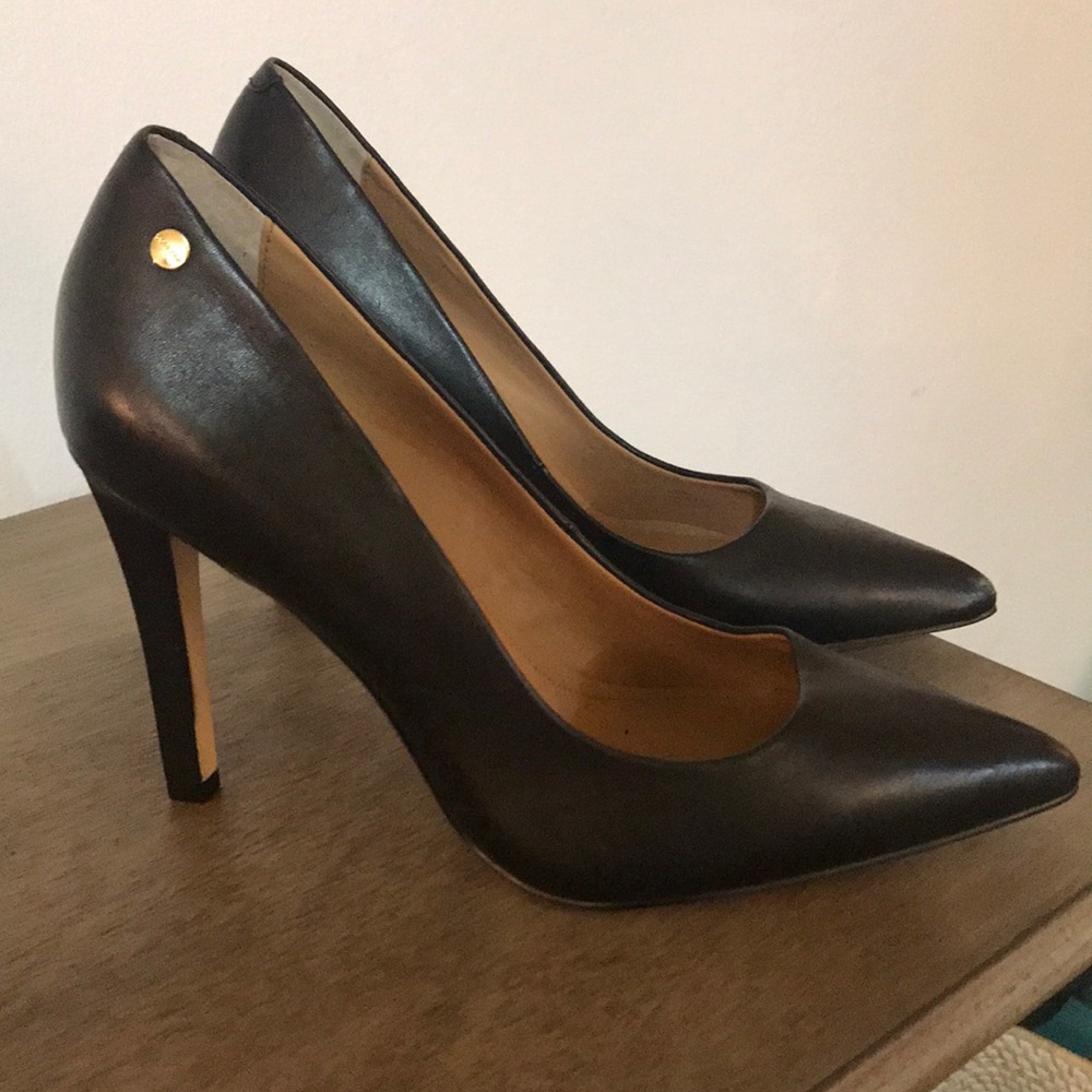 Classic Calvin Klein pumps, perfect for work!